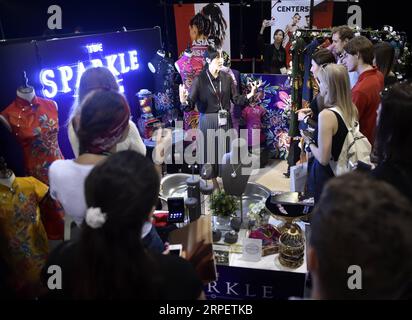 (190904) -- HONG KONG, 4 septembre 2019 -- une photo prise le 4 septembre 2019 montre l'événement CentreStage 2019 dans le sud de la Chine à Hong Kong. Le Centrstage a débuté mercredi au Hong Kong Convention and Exhibition Center, avec la participation de quelque 240 marques. LO Ping FAI) CHINA-HONG KONG-CENTRETAGE 2019 (CN) LuxBinghui PUBLICATIONxNOTxINxCHN Banque D'Images