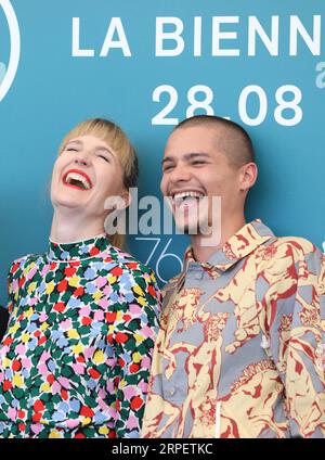 Divertissement Bilder des Tages (190904) -- VENISE, 4 septembre 2019 -- la réalisatrice Shannon Murphy (à gauche) pose avec l'acteur Toby Wallace lors d'un photocall pour le film Babyteeth au 76e Festival du film de Venise à Venise, Italie, le 4 septembre 2019.) ITALIE-VENISE-FESTIVAL DU FILM- BABYTEETH -PHOTOCALL CHENGXTINGTING PUBLICATIONXNOTXINXCHN Banque D'Images