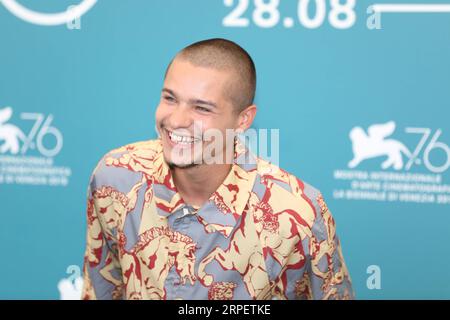 (190904) -- VENISE, 4 septembre 2019 -- l'acteur Toby Wallace réagit lors d'un photocall pour le film Babyteeth au 76e Festival du film de Venise à Venise, Italie, le 4 septembre 2019.) ITALIE-VENISE-FESTIVAL DU FILM- BABYTEETH -PHOTOCALL CHENGXTINGTING PUBLICATIONXNOTXINXCHN Banque D'Images