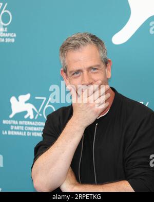 (190904) -- VENISE, 4 septembre 2019 -- l'acteur Ben Mendelsohn réagit lors d'un photocall pour le film Babyteeth au 76e Festival du film de Venise à Venise, Italie, le 4 septembre 2019.) ITALIE-VENISE-FESTIVAL DU FILM- BABYTEETH -PHOTOCALL CHENGXTINGTING PUBLICATIONXNOTXINXCHN Banque D'Images