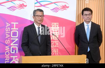 (190904) -- HONG KONG, le 4 septembre 2019 -- Paul Chan (à gauche), secrétaire financier du gouvernement de la région administrative spéciale de Hong Kong (RAS de Hong Kong), assiste à une conférence de presse dans le sud de la Chine à Hong Kong, le 4 septembre 2019. POUR ALLER AVEC le gouvernement de la RAS de HONG KONG annonce un soutien financier renforcé pour les PME ) CHINE-HONG KONG-SOUTIEN FINANCIER aux PME (CN) LuxHanxin PUBLICATIONxNOTxINxCHN Banque D'Images