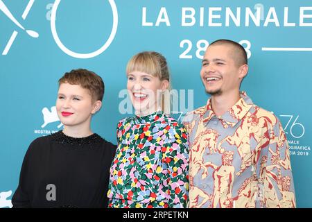 (190904) -- VENISE, 4 septembre 2019 -- la réalisatrice Shannon Murphy (C) pose avec l'actrice Eliza Scanlen (L) et l'acteur Toby Wallace lors d'un photocall pour le film Babyteeth au 76e Festival du film de Venise à Venise, Italie, le 4 septembre 2019.) ITALIE-VENISE-FESTIVAL DU FILM- BABYTEETH -PHOTOCALL CHENGXTINGTING PUBLICATIONXNOTXINXCHN Banque D'Images