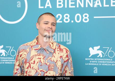 (190904) -- VENISE, 4 septembre 2019 -- l'acteur Toby Wallace assiste à un photocall pour le film Babyteeth au 76e Festival du film de Venise à Venise, Italie, le 4 septembre 2019.) ITALIE-VENISE-FESTIVAL DU FILM- BABYTEETH -PHOTOCALL CHENGXTINGTING PUBLICATIONXNOTXINXCHN Banque D'Images