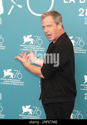 (190904) -- VENISE, 4 septembre 2019 -- l'acteur Ben Mendelsohn réagit lors d'un photocall pour le film Babyteeth au 76e Festival du film de Venise à Venise, Italie, le 4 septembre 2019.) ITALIE-VENISE-FESTIVAL DU FILM- BABYTEETH -PHOTOCALL CHENGXTINGTING PUBLICATIONXNOTXINXCHN Banque D'Images