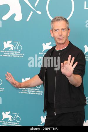 (190904) -- VENISE, 4 septembre 2019 -- l'acteur Ben Mendelsohn réagit lors d'un photocall pour le film Babyteeth au 76e Festival du film de Venise à Venise, Italie, le 4 septembre 2019.) ITALIE-VENISE-FESTIVAL DU FILM- BABYTEETH -PHOTOCALL CHENGXTINGTING PUBLICATIONXNOTXINXCHN Banque D'Images