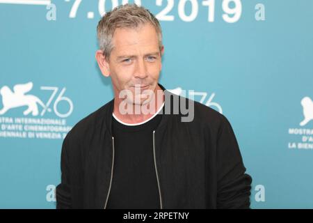 (190904) -- VENISE, 4 septembre 2019 -- l'acteur Ben Mendelsohn assiste à un photocall pour le film Babyteeth au 76e Festival du film de Venise à Venise, Italie, le 4 septembre 2019.) ITALIE-VENISE-FESTIVAL DU FILM- BABYTEETH -PHOTOCALL CHENGXTINGTING PUBLICATIONXNOTXINXCHN Banque D'Images