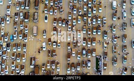 (190904) -- BURAYDAH, 4 septembre 2019 -- des véhicules chargés de dattes se rassemblent à un marché saisonnier de dattes dans la ville de Buraydah, au nord de Riyad, en Arabie saoudite, le 29 août 2019. Avec la saison de récolte des dattes qui bat son plein en Arabie Saoudite, de nombreuses variétés de dattes remplissent les marchés de gros et de détail à travers le royaume, qui possède le plus grand nombre de palmiers dattiers au monde et est le troisième plus grand producteur de dattes fraîches au monde. POUR ALLER AVEC la caractéristique : le plus grand marché des dates du monde trébuche comme saison de récolte en plein essor (CIC/Handout via Xinhua) ARABIE SAOUDITE-BURAYDAH-DATES MARCHÉ TuxYifan PUBLICAT Banque D'Images