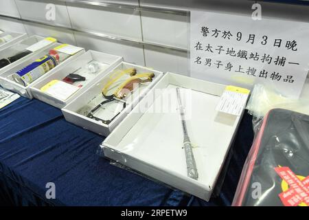 (190904) -- HONG KONG, 4 septembre 2019 -- la police de Hong Kong montre des objets saisis chez un homme qui a été arrêté à la gare de Prince Edward le 3 septembre, lors d'un point de presse dans le sud de la Chine à Hong Kong, le 4 septembre 2019. POUR ALLER AVEC 1 183 arrêtés pour violences à Hong Kong depuis juin : police ) CHINE-HONG KONG-POLICE-MEDIA BRIEFING-ARRESTATION (CN) MaoxSiqian PUBLICATIONxNOTxINxCHN Banque D'Images