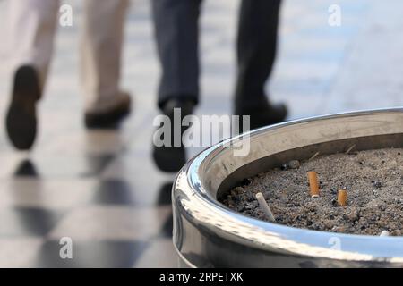 (190904) -- LISBONNE, 4 septembre 2019 -- des mégots de cigarettes sont vus dans un cendrier public sur le trottoir d'une rue de Lisbonne, Portugal, le 4 septembre 2019. Le Portugal a introduit mercredi une loi stricte visant à lutter contre les fumeurs qui jettent les mégots de cigarette sur le sol en public. La nouvelle loi qui approuve des mesures pour la collecte et le traitement des déchets de tabac entre en vigueur mercredi. Quiconque jette sur le sol sera puni d'amendes entre 25 et 250 euros (27,6 dollars américains à 276 dollars américains). (Photo de Pedro Fiuza/Xinhua) PORTUGAL-LISBON-LAW-CIGARETTE LANCEUR DE MÉGOTS Petro Banque D'Images