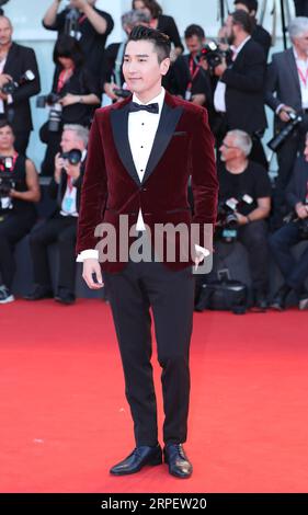 (190905) -- VENISE, 5 septembre 2019 -- l'acteur chinois Mark Chao pose sur le tapis rouge pour la première du film Saturday Fiction lors du 76e Festival international du film de Venise à Venise, Italie, le 4 septembre 2019. Le film chinois Saturday Fiction est en compétition pour le Lion d'Or avec 20 autres films au 76e Festival du film de Venise, qui se déroule au Lido de la ville lagunaire jusqu'au 7 septembre.) ITALIE-VENISE-FILM FESTIVAL-FILM CHINOIS SAMEDI FICTION -TAPIS ROUGE CHENGXTINGTING PUBLICATIONXNOTXINXCHN Banque D'Images