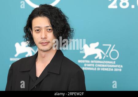 (190905) -- VENISE, 5 septembre 2019 -- l'acteur Joe Odagiri assiste à un photocall pour le film Saturday Fiction au 76e Festival du film de Venise à Venise, Italie, le 4 septembre 2019. Le film chinois Saturday Fiction est en compétition pour le Lion d'Or avec 20 autres films au 76e Festival du film de Venise, qui se déroule au Lido de la ville lagunaire jusqu'au 7 septembre.) ITALIE-VENISE-FESTIVAL DU FILM-FICTION DU SAMEDI CHINOIS-ACTEURS CHENGXTINGTING PUBLICATIONXNOTXINXCHN Banque D'Images