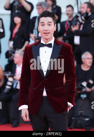 (190905) -- VENISE, 5 septembre 2019 -- l'acteur chinois Mark Chao pose sur le tapis rouge pour la première du film Saturday Fiction lors du 76e Festival international du film de Venise à Venise, Italie, le 4 septembre 2019. Le film chinois Saturday Fiction est en compétition pour le Lion d'Or avec 20 autres films au 76e Festival du film de Venise, qui se déroule au Lido de la ville lagunaire jusqu'au 7 septembre.) ITALIE-VENISE-FILM FESTIVAL-FILM CHINOIS SAMEDI FICTION -TAPIS ROUGE CHENGXTINGTING PUBLICATIONXNOTXINXCHN Banque D'Images