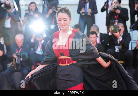 (190905) -- VENISE, 5 septembre 2019 -- l'actrice chinoise Gong Li pose sur le tapis rouge pour la première du film Saturday Fiction lors du 76e Festival International du film de Venise à Venise, Italie, le 4 septembre 2019. Le film chinois Saturday Fiction est en compétition pour le Lion d'Or avec 20 autres films au 76e Festival du film de Venise, qui se déroule au Lido de la ville lagunaire jusqu'au 7 septembre.) ITALIE-VENISE-FILM FESTIVAL-FILM CHINOIS SAMEDI FICTION -TAPIS ROUGE CHENGXTINGTING PUBLICATIONXNOTXINXCHN Banque D'Images