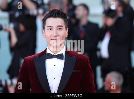 (190905) -- VENISE, 5 septembre 2019 -- l'acteur chinois Mark Chao pose sur le tapis rouge pour la première du film Saturday Fiction lors du 76e Festival international du film de Venise à Venise, Italie, le 4 septembre 2019. Le film chinois Saturday Fiction est en compétition pour le Lion d'Or avec 20 autres films au 76e Festival du film de Venise, qui se déroule au Lido de la ville lagunaire jusqu'au 7 septembre.) ITALIE-VENISE-FILM FESTIVAL-FILM CHINOIS SAMEDI FICTION -TAPIS ROUGE CHENGXTINGTING PUBLICATIONXNOTXINXCHN Banque D'Images