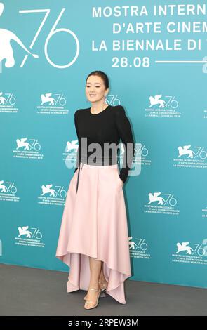 (190905) -- VENISE, 5 septembre 2019 -- l'actrice chinoise Gong Li assiste à un photocall pour le film Saturday Fiction au 76e Festival du film de Venise à Venise, Italie, le 4 septembre 2019. Le film chinois Saturday Fiction est en compétition pour le Lion d'Or avec 20 autres films au 76e Festival du film de Venise, qui se déroule au Lido de la ville lagunaire jusqu'au 7 septembre.) ITALIE-VENISE-FESTIVAL DU FILM-FICTION DU SAMEDI CHINOIS-ACTEURS CHENGXTINGTING PUBLICATIONXNOTXINXCHN Banque D'Images