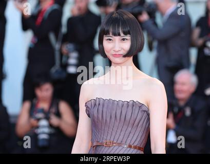 (190905) -- VENISE, 5 septembre 2019 -- l'actrice chinoise Huang Xiangli pose sur le tapis rouge pour la première du film Saturday Fiction lors du 76e Festival International du film de Venise à Venise, Italie, le 4 septembre 2019. Le film chinois Saturday Fiction est en compétition pour le Lion d'Or avec 20 autres films au 76e Festival du film de Venise, qui se déroule au Lido de la ville lagunaire jusqu'au 7 septembre.) ITALIE-VENISE-FILM FESTIVAL-FILM CHINOIS SAMEDI FICTION -TAPIS ROUGE CHENGXTINGTING PUBLICATIONXNOTXINXCHN Banque D'Images