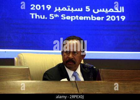 (190905) -- KHARTOUM, 5 septembre 2019 -- le Premier ministre soudanais Abdalla Hamdok annonce la formation du cabinet de transition à Khartoum, Soudan, le 5 septembre 2019. Abdalla Hamdok a annoncé jeudi la formation du cabinet de transition, le premier depuis l'éviction de l'ancien président Omar al-Béchir. SOUDAN-KHARTOUM-PM-FORMATION DU CABINET DE TRANSITION MOHAMEDXKHIDIR PUBLICATIONXNOTXINXCHN Banque D'Images