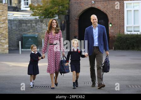 (190906) -- PÉKIN, 6 septembre 2019 -- la princesse Charlotte de Grande-Bretagne, accompagnée de sa mère Catherine, duchesse de Cambridge, de son père, le prince William, duc de Cambridge, et de son frère, le prince George, arrive pour sa première journée d'école à Thomas Battersea à Londres, en Grande-Bretagne, le 5 septembre 2019. PHOTOS XINHUA DU JOUR HanxYan PUBLICATIONxNOTxINxCHN Banque D'Images