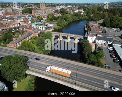 Vue aérienne d'un camion de poulets Avara Cargill traversant le pont Greyfriars ( route A49 ) au-dessus de la rivière Wye en septembre 2023 Banque D'Images