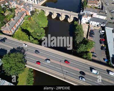 Vue aérienne du trafic traversant le pont Greyfriars ( route A49 ) sur la rivière Wye en septembre 2023 avec l'ancien pont médiéval de Wye en arrière-plan Banque D'Images