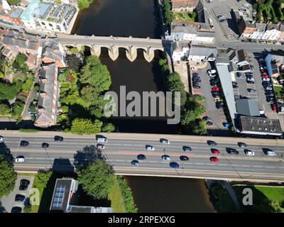 Vue aérienne du trafic traversant le pont Greyfriars ( route A49 ) sur la rivière Wye en septembre 2023 avec l'ancien pont médiéval de Wye en arrière-plan Banque D'Images