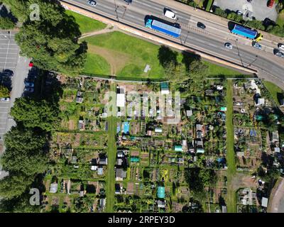 Vue aérienne du site du jardin de lotissement public montrant l'emplacement urbain à côté de l'achalandage A49 à Hereford Royaume-Uni prise en septembre 2023 Banque D'Images