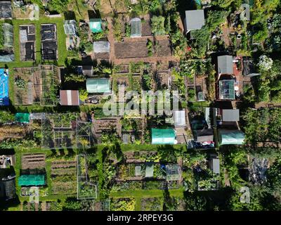 Vue aérienne du site du jardin de lotissement public montrant l'emplacement urbain à côté de l'achalandage A49 à Hereford Royaume-Uni prise en septembre 2023 Banque D'Images