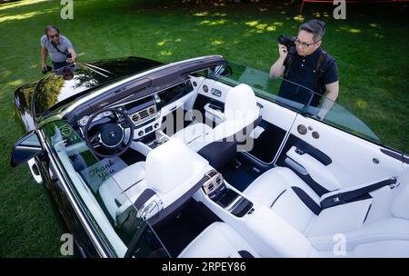 190906 -- VANCOUVER, le 6 septembre 2019 Xinhua -- les gens voient un cabriolet Rolls-Royce Dawn lors de l'avant-première médiatique du 10e salon annuel Luxury and Super Weekend à Vancouver, Canada, le 6 septembre 2019. Le 10e week-end Luxe et Supercar est ouvert au public du 7 au 8 septembre, présentant des marques comme Rolls-Royce, Bugatti Veyron, etc Photo de Liang Sen/Xinhua CANADA-VANCOUVER-SPECTACLE DE LUXE ET DE SUPERVOITURES PUBLICATIONxNOTxINxCHN Banque D'Images