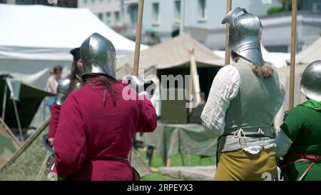 Gardiens du passé, des soldats prêts avec Spears à la reconstitution Festiva. Soldats avec des casques en acier à la Foire historique en attente Banque D'Images