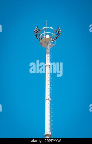 Poteau de lumière électrique avec un fond de ciel bleu dans la journée Banque D'Images