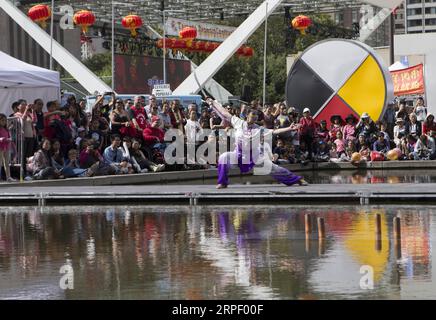 (190908) -- TORONTO, 8 septembre 2019 -- Une fille joue du Kung Fu chinois au Festival du Dragon de Toronto 2019 au Nathan Phillips Square à Toronto, Canada, le 7 septembre 2019. Le Toronto Dragon Festival 2019, qui a débuté vendredi au Nathan Phillips Square, en face de l’hôtel de ville de Toronto, attire les yeux de milliers de touristes et de résidents locaux. Financé et appuyé en partie par le gouvernement du Canada, le Festival du Dragon de Toronto de trois jours 2019 est organisé par l'Association canadienne des arts de la scène chinois (Photo par /Xinhua) CANADA-TORONTO-DRAGON FESTIVAL ZouxZheng PUBLIC Banque D'Images