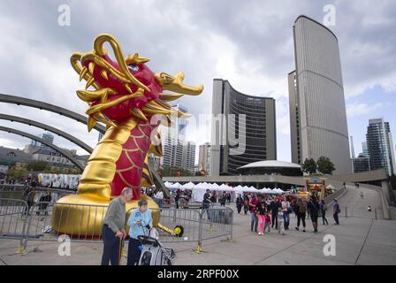 (190908) -- TORONTO, le 8 septembre 2019 -- des gens participent au Festival du Dragon de Toronto 2019 au Nathan Phillips Square à Toronto, Canada, le 7 septembre 2019. Le Toronto Dragon Festival 2019, qui a débuté vendredi au Nathan Phillips Square, en face de l’hôtel de ville de Toronto, attire les yeux de milliers de touristes et de résidents locaux. Financé et appuyé en partie par le gouvernement du Canada, le Festival du Dragon de Toronto de trois jours 2019 est organisé par l'Association canadienne des arts de la scène chinois (Photo de /Xinhua) CANADA-TORONTO-DRAGON FESTIVAL ZouxZheng PUBLICATIONxNOTxINxCHN Banque D'Images