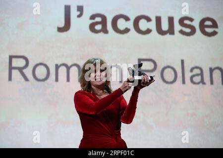 (190908) -- VENISE, 8 septembre 2019 -- l'actrice Emmanuelle Seigner reçoit le Grand Prix du jury Lion d'argent au nom du réalisateur franco-polonais Roman Polanski au 76e Festival International du film de Venise, pour le film J accuse , à Venise, Italie, le 7 septembre 2019. Le 76e Festival du film de Venise s'est déroulé du 28 août au 7 septembre au Lido de la ville lagunaire italienne, avec 21 films en compétition. ITALIE-VENISE-FILM FESTIVAL-CÉRÉMONIE DE REMISE DES PRIX CHENGXTINGTING PUBLICATIONXNOTXINXCHN Banque D'Images