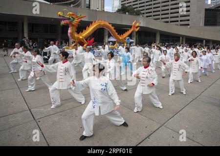 (190908) -- TORONTO, 8 septembre 2019 -- Un groupe d'amateurs de Taiji pratiquent le Taiji lors du Festival du Dragon de Toronto 2019 au Nathan Phillips Square à Toronto, Canada, le 7 septembre 2019. Le Toronto Dragon Festival 2019, qui a débuté vendredi au Nathan Phillips Square, en face de l’hôtel de ville de Toronto, attire les yeux de milliers de touristes et de résidents locaux. Financé et appuyé en partie par le gouvernement du Canada, le Festival du Dragon de Toronto de trois jours 2019 est organisé par l'Association canadienne des arts de la scène chinois (Photo par /Xinhua) CANADA-TORONTO-DRAGON FESTIVAL Zoux Banque D'Images