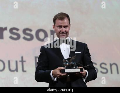 (190908) -- VENISE, 8 septembre 2019 -- le producteur Johan Carlsson reçoit le Lion d'argent du meilleur réalisateur au nom du réalisateur suédois Roy Andersson lors du 76e Festival international du film de Venise, pour le film About Endlessness , à Venise, Italie, le 7 septembre 2019. Le 76e Festival du film de Venise s'est déroulé du 28 août au 7 septembre au Lido de la ville lagunaire italienne, avec 21 films en compétition. ITALIE-VENISE-FILM FESTIVAL-CÉRÉMONIE DE REMISE DES PRIX CHENGXTINGTING PUBLICATIONXNOTXINXCHN Banque D'Images