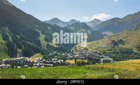 Vue panoramique sur le village de la Thuile en saison estivale. Région de la Vallée d'Aoste, Italie Banque D'Images