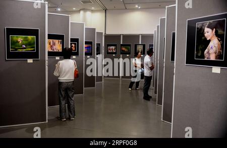 (190908) -- HONG KONG, le 8 septembre 2019 -- des citoyens visitent une exposition célébrant le 70e anniversaire de la fondation de la République populaire de Chine à Hong Kong, dans le sud de la Chine, le 8 septembre 2019. L'exposition a été organisée par des membres du secteur artistique de Hong Kong. LO Ping FAI) CHINE-HONG KONG-RPC FONDATION-70E ANNIVERSAIRE-CÉLÉBRATION-EXPOSITION (CN) LuxBinghui PUBLICATIONxNOTxINxCHN Banque D'Images