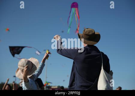 (190908) -- SYDNEY, 8 septembre 2019 -- des gens volent des cerfs-volants à Bondi Beach à Sydney, Australie, 8 septembre 2019. Des milliers d'amateurs de cerf-volant se sont rendus dimanche à Bondi Beach, célèbre dans le monde entier, pour assister au plus grand festival de cerf-volant d'Australie, le 41e Festival of the Winds.) AUSTRALIE-SYDNEY-BONDI BEACH-FESTIVAL DES VENTS BAIXXUEFEI PUBLICATIONXNOTXINXCHN Banque D'Images