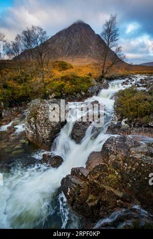 Buachaille etive mor et la rivière Coupall peu après le lever du soleil en hiver (novembre) près de Glencoe, Lochaber, Highlands, Écosse, Royaume-Uni Banque D'Images