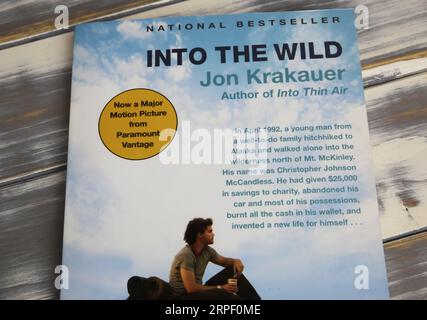 Viersen, Allemagne - juillet 9. 2023 : gros plan de la couverture de livre isolé Jon Krakauer dans la nature Banque D'Images