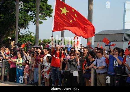 (190908) -- HONG KONG, 8 septembre 2019 -- des gens assistent à une cérémonie nationale de levée du drapeau sur la place Golden Bauhinia à Hong Kong, dans le sud de la Chine, le 8 septembre 2019.) CHINE-HONG KONG-CÉRÉMONIE NATIONALE DE LEVÉE DE DRAPEAU (CN) LIXGANG PUBLICATIONXNOTXINXCHN Banque D'Images