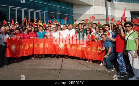 (190908) -- HONG KONG, 8 septembre 2019 -- des gens posent pour des photos après avoir assisté à une cérémonie nationale de levée du drapeau au Golden Bauhinia Square à Hong Kong, dans le sud de la Chine, le 8 septembre 2019.) CHINE-HONG KONG-CÉRÉMONIE NATIONALE DE LEVÉE DE DRAPEAU (CN) LIXGANG PUBLICATIONXNOTXINXCHN Banque D'Images