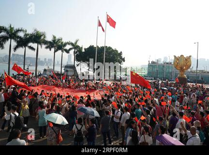 (190908) -- HONG KONG, 8 septembre 2019 -- des gens assistent à une cérémonie nationale de levée du drapeau sur la place Golden Bauhinia à Hong Kong, dans le sud de la Chine, le 8 septembre 2019.) CHINE-HONG KONG-CÉRÉMONIE NATIONALE DE LEVÉE DE DRAPEAU (CN) LIXGANG PUBLICATIONXNOTXINXCHN Banque D'Images