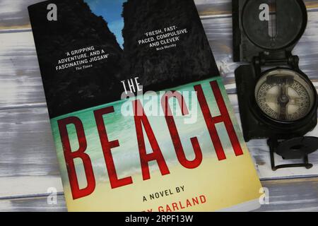 Viersen, Allemagne - juillet 9. 2023 : gros plan de la couverture du livre isolé Alex Garland The Beach Banque D'Images
