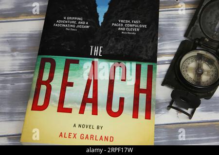 Viersen, Allemagne - juillet 9. 2023 : gros plan de la couverture du livre isolé Alex Garland The Beach Banque D'Images