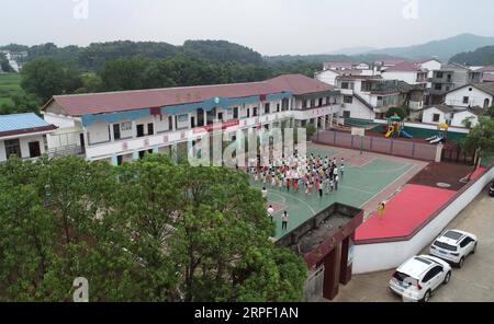 (190909) -- NANCHANG, 9 septembre 2019 -- une photo aérienne prise le 1 septembre 2019 montre une cérémonie nationale de levée du drapeau à l'école primaire de Shangban dans le canton de Luoting, district de Wanli de la ville de Nanchang, province de Jiangxi dans l'est de la Chine. Après avoir obtenu son diplôme de l'éducation normale en 2013, Tu a travaillé comme assistante dans un établissement de formation et a fait du travail communautaire, mais elle a toujours rêvé d'être enseignante. En 2016, elle réussit l'examen de recrutement d'enseignants de la province du Jiangxi et devient enseignante rurale. Au cours des trois dernières années, Tu Youyou a gagné la reconnaissance de ses parents élèves. Maintenant, le 29-y Banque D'Images