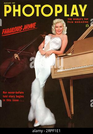 Couverture du magazine Vintage Photoplay d'août 1957, mettant en vedette la star de cinéma Jayne Mansfield. Banque D'Images