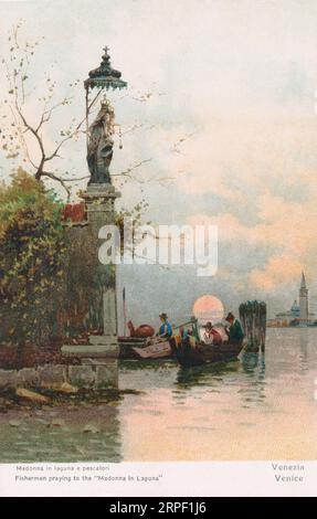 Carte postale italienne vintage de pêcheurs priant une statue de la Vierge dans la lagune de Venise. Banque D'Images