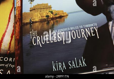 Viersen, Allemagne - juillet 9. 2023 : gros plan de la couverture d'un livre isolé de l'écrivain d'aventure de voyage Kira Salak sur l'expérience sur le fleuve Niger Banque D'Images