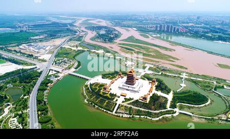 (190910) -- PÉKIN, 10 septembre 2019 -- une photo aérienne prise le 26 juin 2018 montre une vue de la tour Huanghe dans la ville de Qingtongxia, dans la région autonome hui de Ningxia, au nord-ouest de la Chine. Situé dans le nord-ouest de la Chine, Ningxia est riche en beautés naturelles allant du paysage au bord de l'eau aux paysages dans les régions froides. En tant que barrière de protection importante du système écologique dans le nord-ouest de la Chine, le Ningxia joue un rôle important dans la sauvegarde de l environnement écologique du pays tout entier. Entouré de déserts sur trois côtés, Ningxia est confronté à des tâches ardues en matière de lutte contre la désertification. Avec 70 ans o Banque D'Images